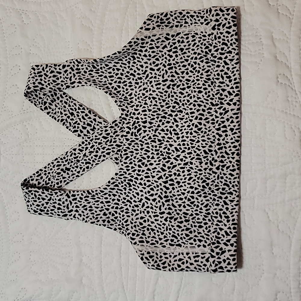 NWOT Lululemon Athletica Sports Bra size 6 Black and White